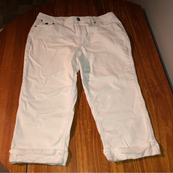 Earl Jeans Jeans Earl Jeans White Cropped Jeans 4 Poshmark